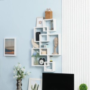Weißes HOMCOM Wandregal mit 5 ineinandergreifenden Würfeln und 9 Fächern an blauer Wand, dekoriert. Modernes Hängeregal aus Massivholz.