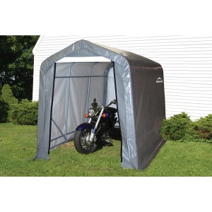 Graues ShelterLogic Foliengerätehaus (5,4 m²) mit Motorrad zur Aufbewahrung im Garten.