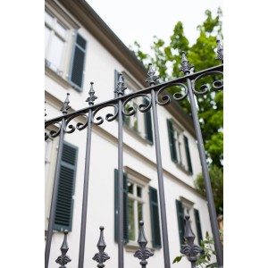 Eleo Zaun Lucca, pulverbeschichtet, DB703, 192,5 cm, vor einem Haus. Gartenzaun mit Zierelementen.