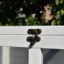 Messingfarbener Verschluss am weißen PawHut Hasenstall aus Tannenholz. Detail des Freilaufgeheges.