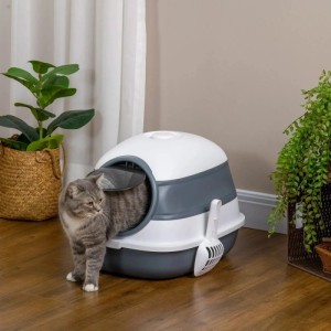 Grau-weiße PawHut Katzentoilette mit Deckel und Streuschaufel, Katze tritt heraus. Bietet Privatsphäre.