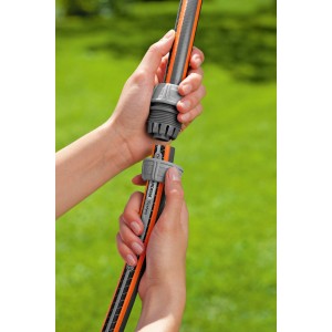 Gardena Reparator 19 mm (3/4) beim Verbinden eines Gartenschlauchs.