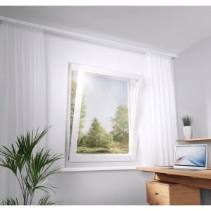 Anthrazitfarbenes tesa Insect Stop 2-in-1 Fliegengitterfenster mit Sonnenschutz am Fenster.