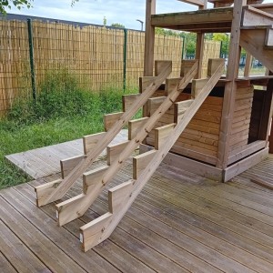 Drei helle KDI Holz Treppenwangen mit je 7 Stufen auf einer Holzterrasse. Ideal für Gartentreppen und Außentreppen.