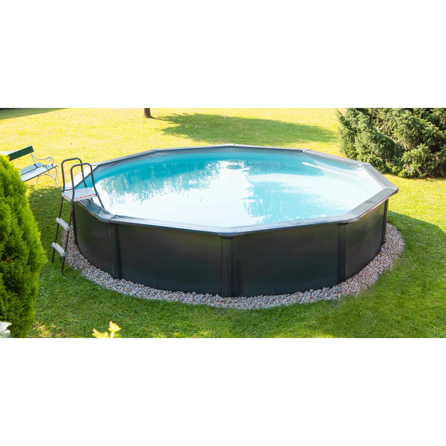 Grauer Steinbach Stahlwandpool Nuovo de Luxe II, Ø 360 cm, mit Leiter im Garten.