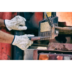 Hände mit Gebol Driver Arbeitshandschuhen Größe 10 bedienen Hebel an Maschine.