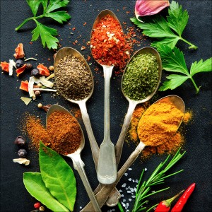 Leinwandbild mit Gewürzen in Löffeln, Vintage Küchenmotiv, 27x27 cm.