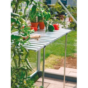 Abklappbarer Alutisch (120x56cm) im Gewächshaus mit Gemüse und Kräutern.