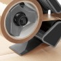 Packbandabroller mit braunem Packband (66m x 50mm) auf einem Karton.