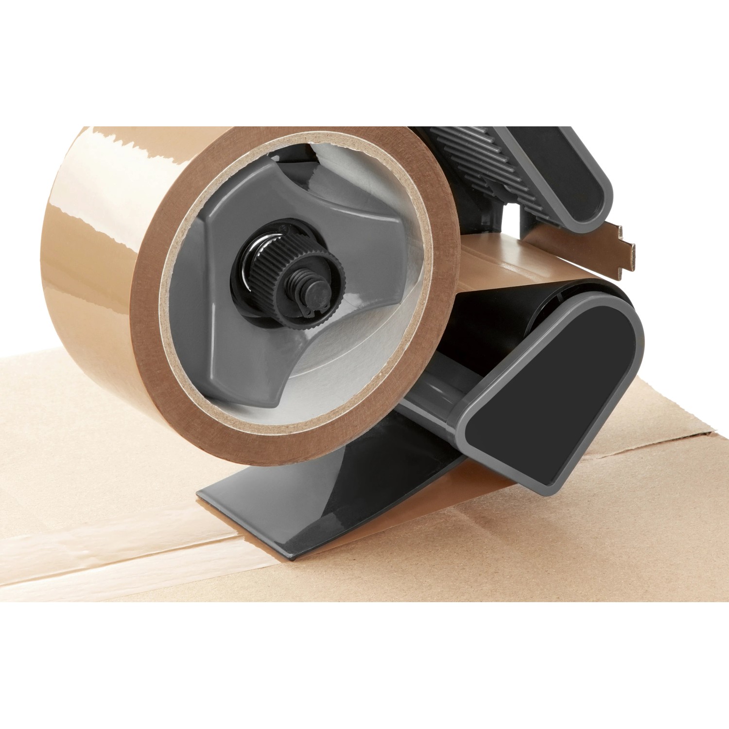 Packbandabroller mit braunem Packband (66m x 50mm) auf einem Karton.