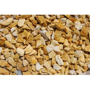 Nahaufnahme von Gold-Ocker Marmorsplitt 16-25 mm, Zierkies für Gartenwege und -flächen.