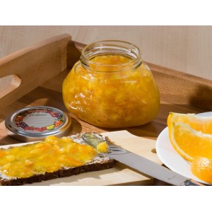 Leifheit Gelee-Glas 1/4 l mit Orangenmarmelade, Brot und Messer auf Holztablett.