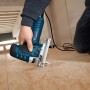 Blaue Bosch Professional Stichsäge GST 150 CE in Aktion, sägt präzise ein Holzbrett. Leistungsstarkes Werkzeug für Holz.