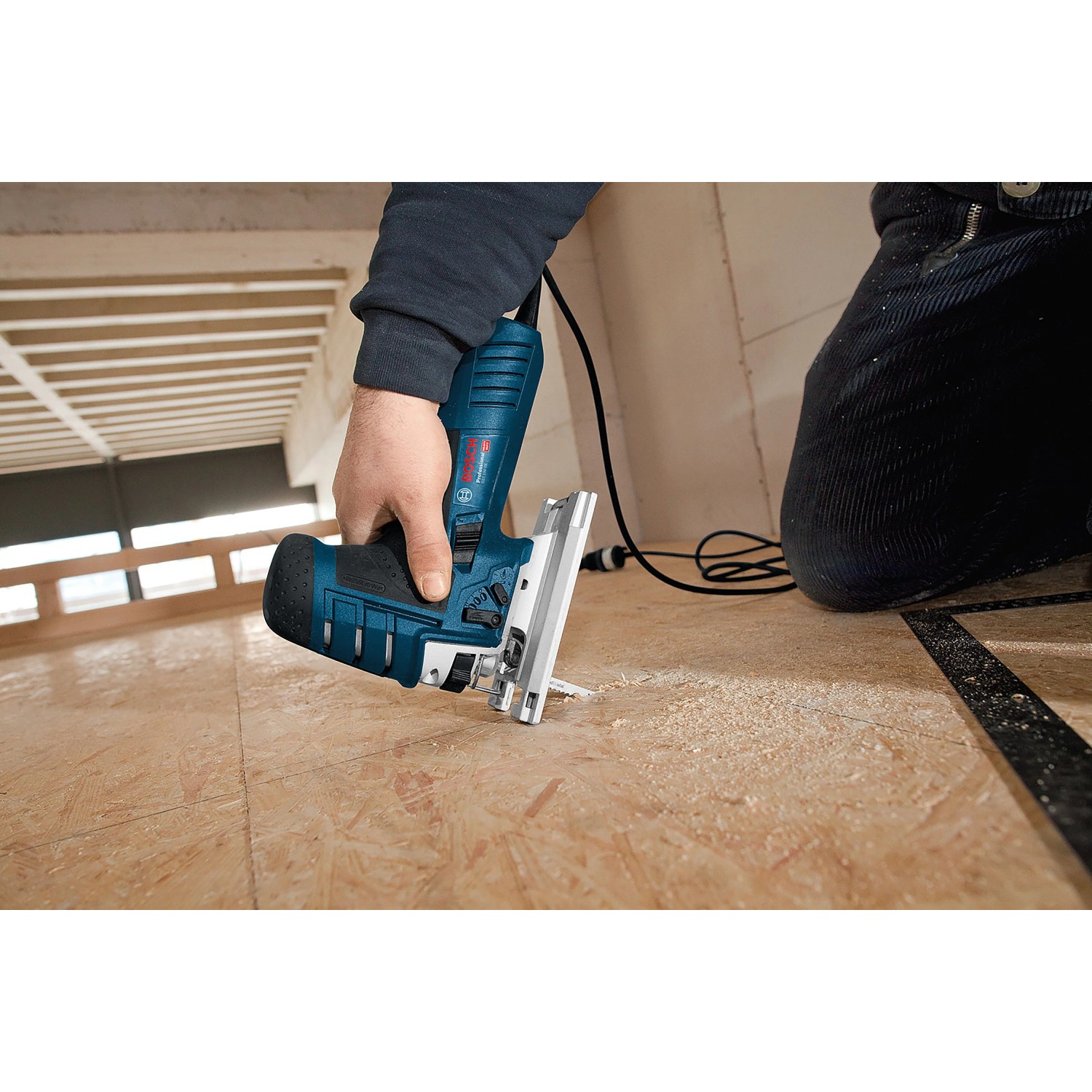 Blaue Bosch Professional Stichsäge GST 150 CE in Aktion, sägt präzise ein Holzbrett. Leistungsstarkes Werkzeug für Holz.
