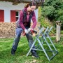 Frau sägt Holz mit der roten Einhell Akku-Kettensäge GE-PS 18/15 Li BL-Solo auf einer Sägevorrichtung im Garten.
