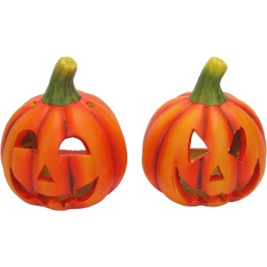 Zwei orangefarbene Kürbis Windlichter aus Keramik mit geschnitzten Gesichtern für Halloween.