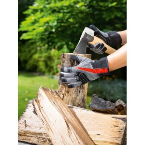 Hände mit grau-schwarzen Arbeitshandschuhen mit Silikon-Benoppung beim Holz hacken.