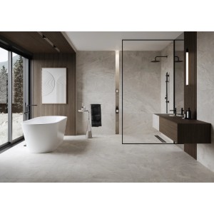 Badezimmer mit Cersanit Feinsteinzeugfliese Pontino Lichtgrau 59,8x119,8 cm an Boden und Wand.