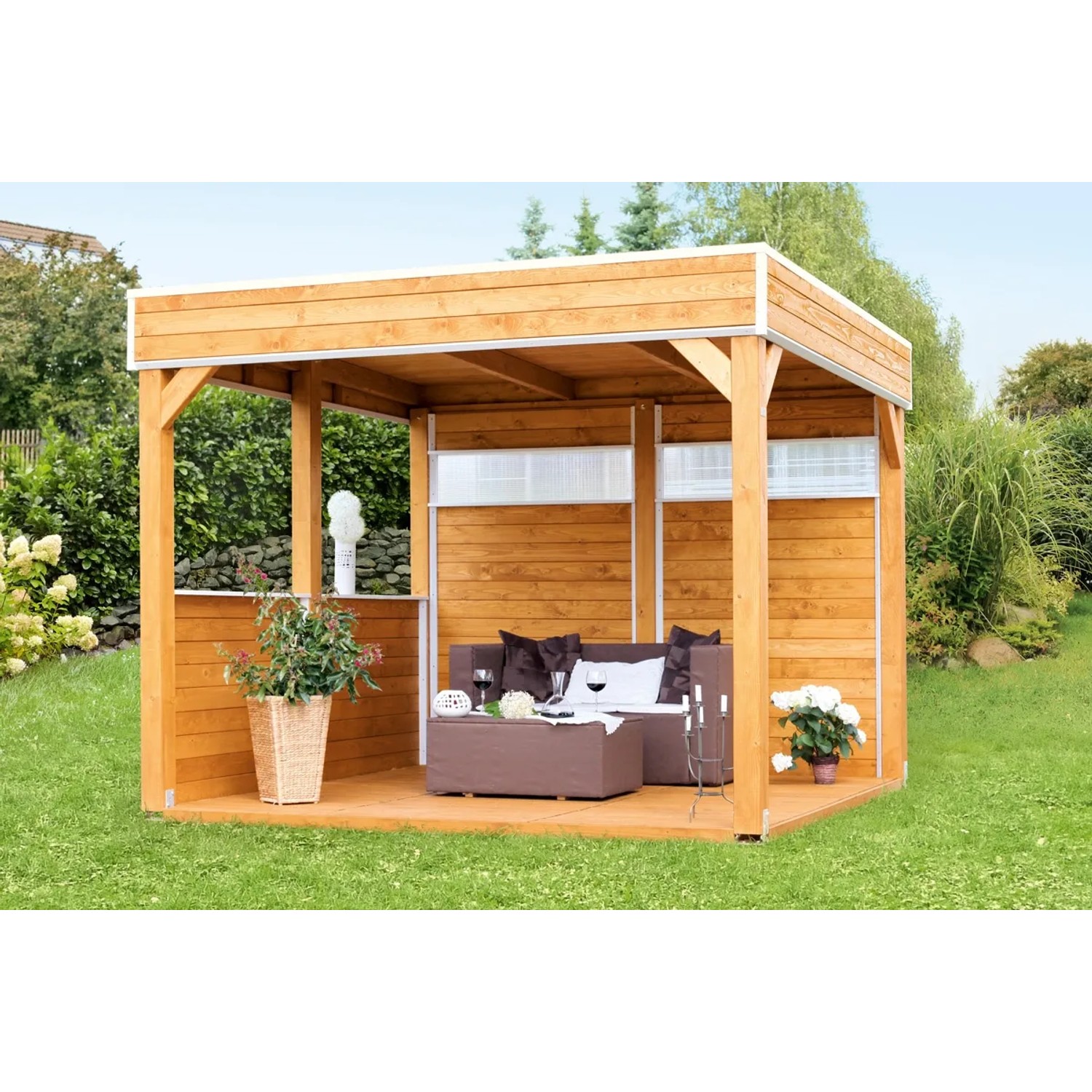 Unbehandelter Holz-Pavillon Toulouse von Skan Holz, 294x294 cm, mit Sitzgruppe im Garten.