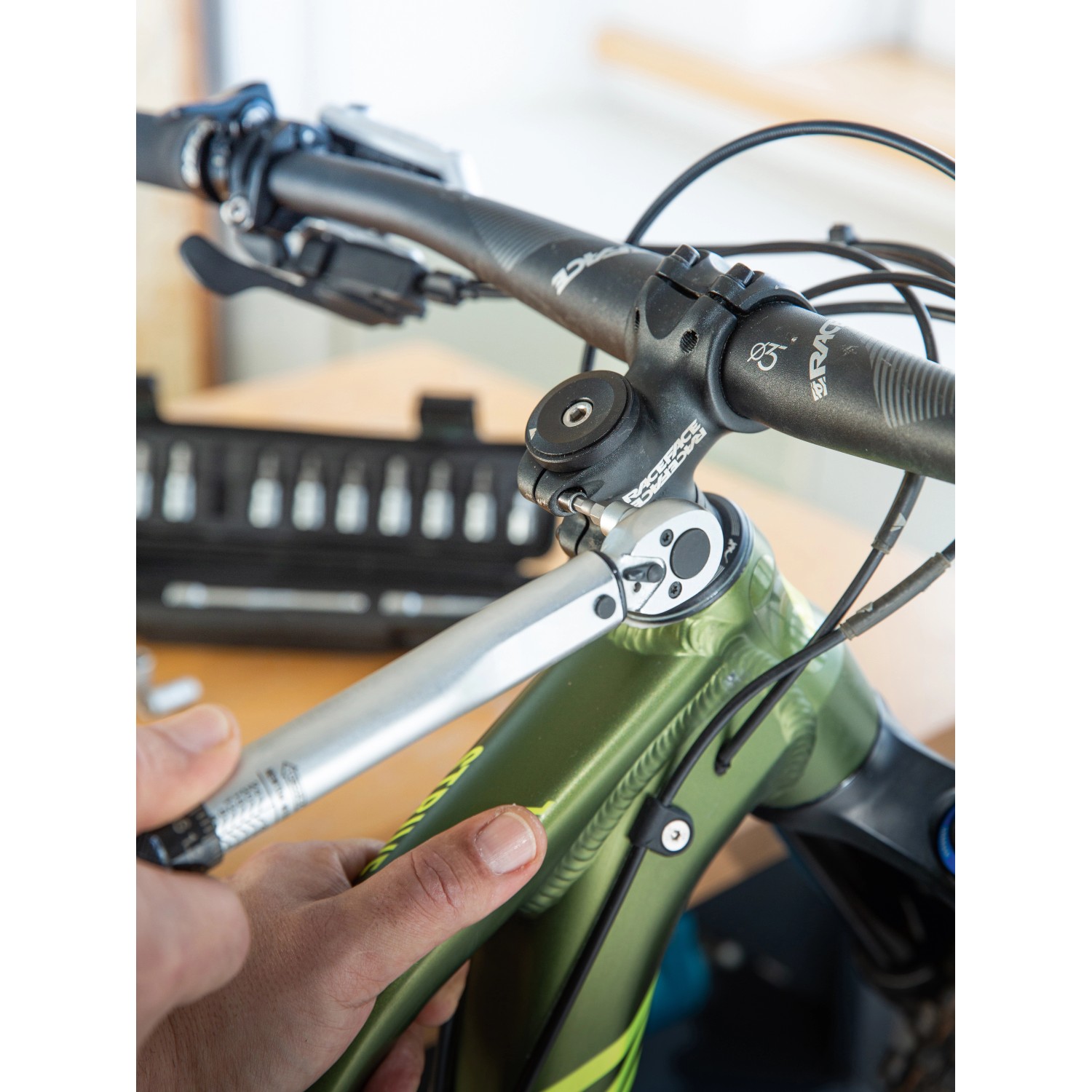 Anwendung: LUX Drehmomentschlüssel-Set zum Festziehen am Fahrrad.