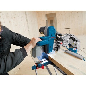 Bosch Professional GCM 12 GDL Kapp- und Gehrungssäge in Aktion beim Holzzuschnitt.