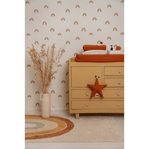Kinderzimmer mit Little Dutch Vliestapete Vintage Little Rainbows, Kommode und Regenbogen Teppich.