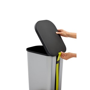 Rotho Treteimer Ribo, 35 l, silber matt, mit geöffnetem Deckel.