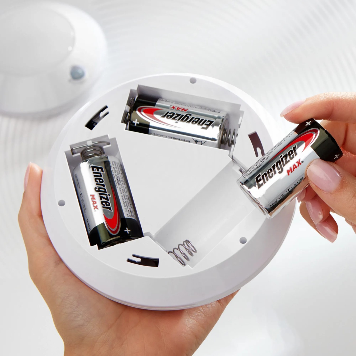 Einsetzen einer Energizer Max D Mono Batterie in ein weißes Gerät. 2er Pack.