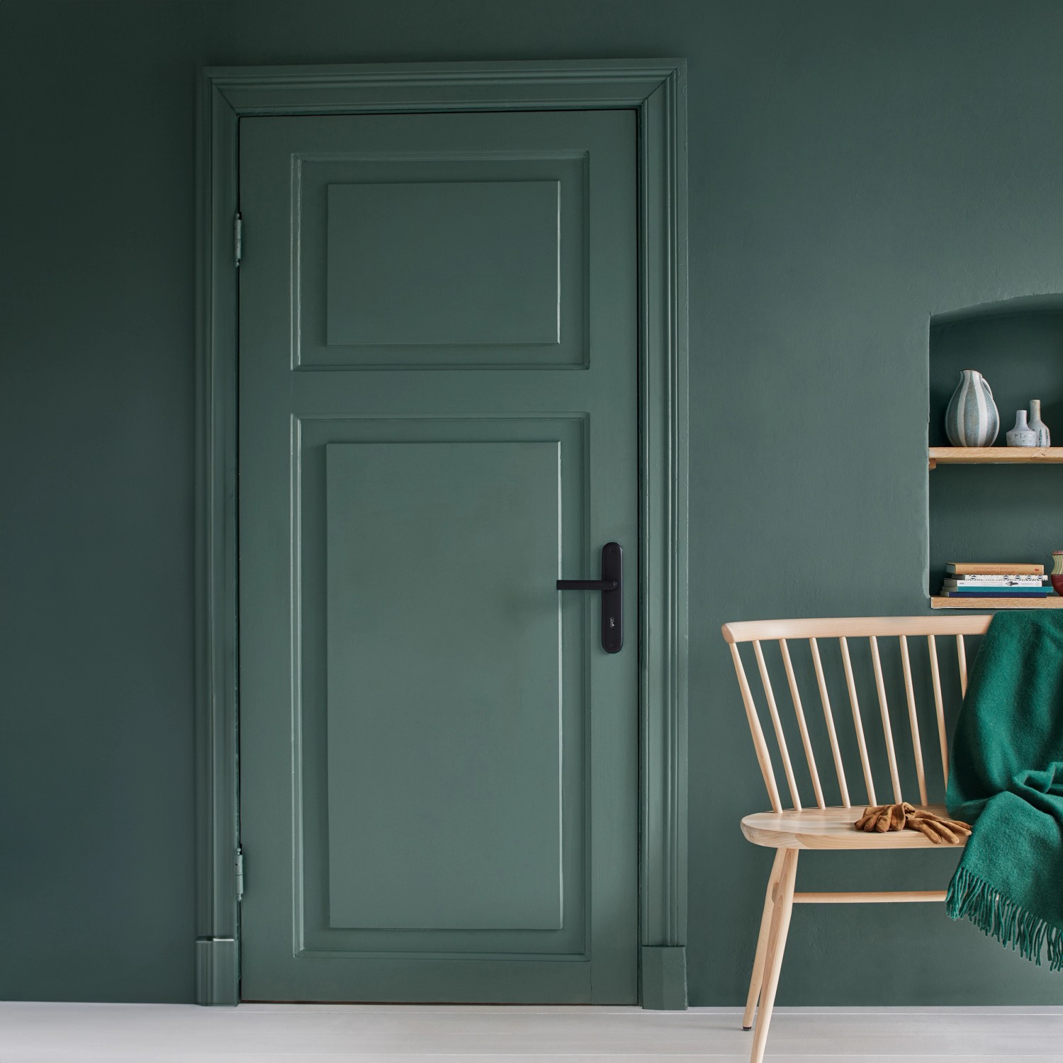 Tür und Wand in edelmattem Grün (Held des Waldes®) mit Alpina Feine Farben Lack gestrichen.