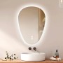 Asymmetrischer Emke LED Badspiegel mit Anti-Beschlag, dimmbaren Lichtfarben und Touch-Steuerung über modernem Waschbecken.