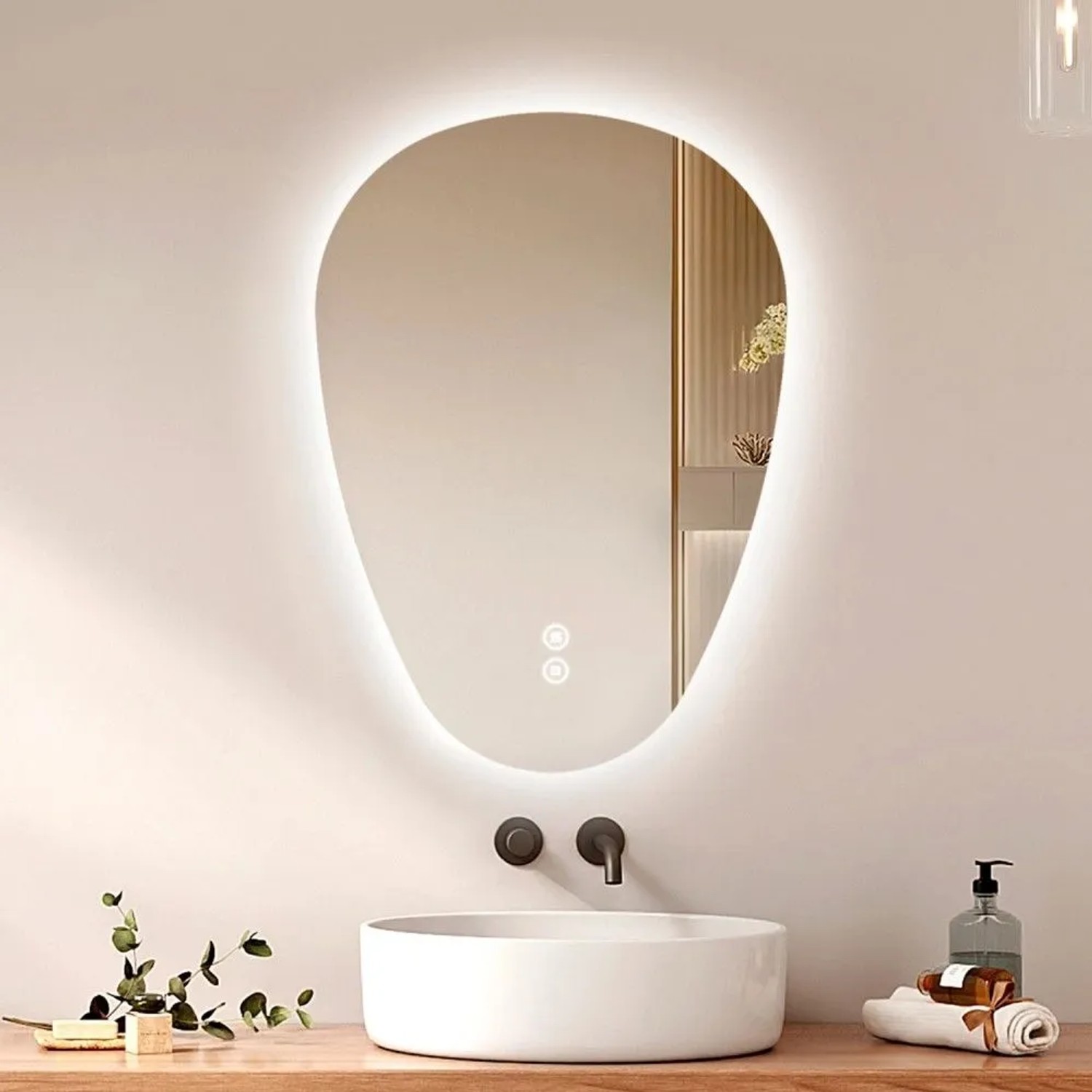 Asymmetrischer Emke LED Badspiegel mit Anti-Beschlag, dimmbaren Lichtfarben und Touch-Steuerung über modernem Waschbecken.