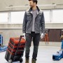 Mann zieht Einhell E-Case L Werkzeugkoffer mit Rollen. Mobiler Werkzeugtransport.