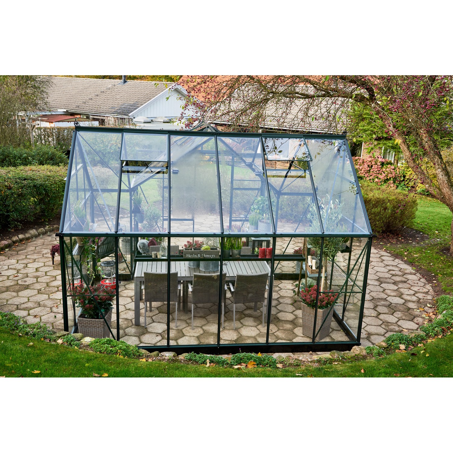 Halls Gewächshaus Garden Room, 12,9 m², grüne Aluminiumstruktur mit Sicherheitsglas und Möblierung.