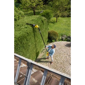 Mann schneidet hohe Hecke mit Kärcher Akku-Teleskop-Heckenschere PHG 18-45. Hochentaster im Einsatz.