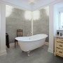 Badezimmer mit grauen Classen Ceramin Neo Vario Arigato Dekor-Paneelen in Steinoptik an Wand und Boden.