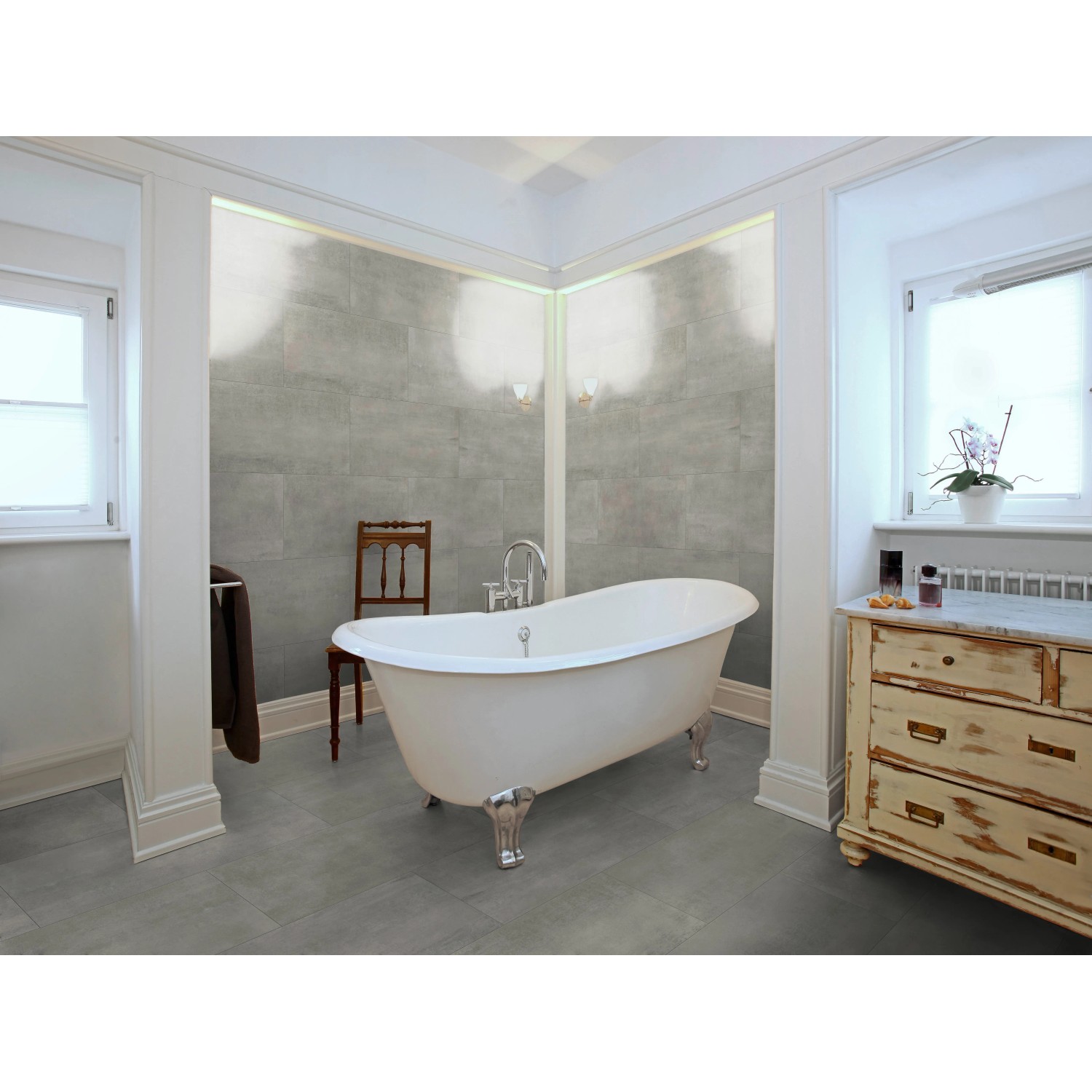 Badezimmer mit grauen Classen Ceramin Neo Vario Arigato Dekor-Paneelen in Steinoptik an Wand und Boden.