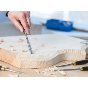 LUX Kerbschnitzsatz Comfort, 6-teilig in Anwendung: Hand schnitzt Holz mit Stecheisen. Hobel & Beitel Set.