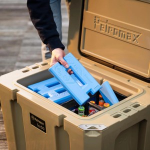 Petromax Kühlakku (14 cm) in Kühlbox. Blauer Kühlakku für langanhaltende Kühlung von Speisen und Getränken.