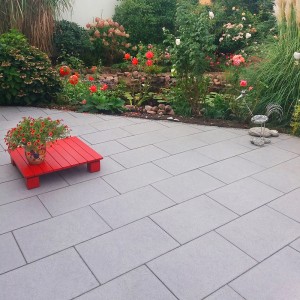 Diephaus Terrassenplatten Rima Quarz, 60x40 cm, auf einer Gartenterrasse verlegt.