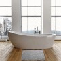 Graue MSV Badematte Kiesel (50x80 cm) mit Kieselstein-Optik vor Badewanne.