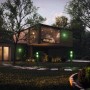 LEDVANCE Smart+ Standleuchte Flare Multicolor im Garten, smarte Außenleuchte mit grüner Beleuchtung.