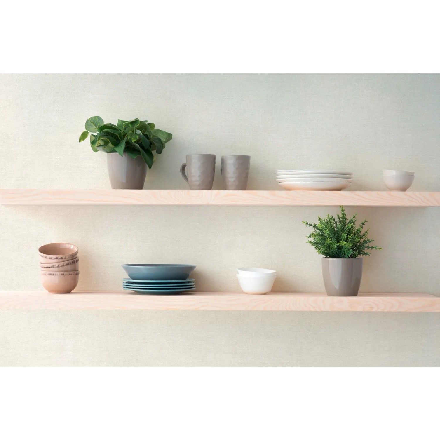 Beige Uni Vliestapete von AS Creation an Wand mit Regalen und Deko.