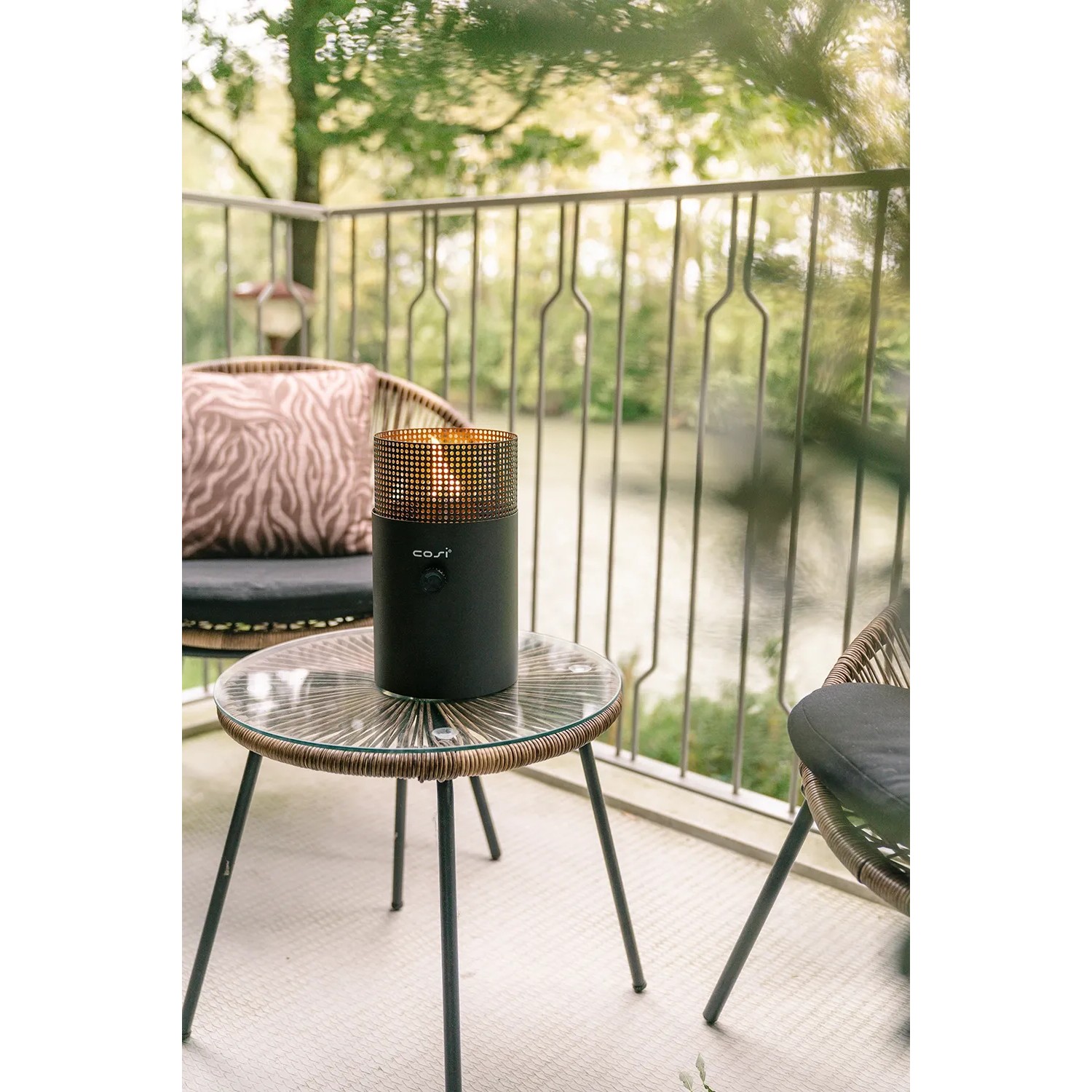 Anthrazitfarbene Cosi Gaslaterne Cosiscoop Dot auf Tisch, stimmungsvolle Terrassenbeleuchtung.