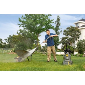 Kärcher HD 5/11 E Classic Hochdruckreiniger im Einsatz beim Reinigen einer Schubkarre im Garten.