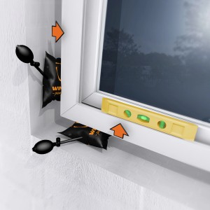 Montagekissen Winbag beim Ausrichten eines Fensters mit Wasserwaage.