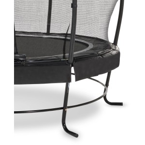Detailaufnahme des schwarzen EXIT Lotus Premium Trampolins (Ø 427 cm) mit Sicherheitsnetz und L-förmigen Füßen.
