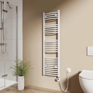 Weißer Emke Elektro-Badheizkörper, gebogen, 140x40cm, mit Thermostat und Handtuchtrockner-Funktion im Bad.