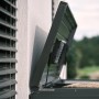 Geöffnete dunkelgraue Biohort Loungebox 160 mit Gasfedern, Netzfach und Kissen für Gartenzubehör.