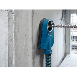 Bosch Professional GDE 68 Staubabsaugung an Wand mit Bohrer.