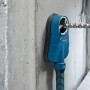 Bosch Professional GDE 68 Staubabsaugung an Wand mit Bohrer.